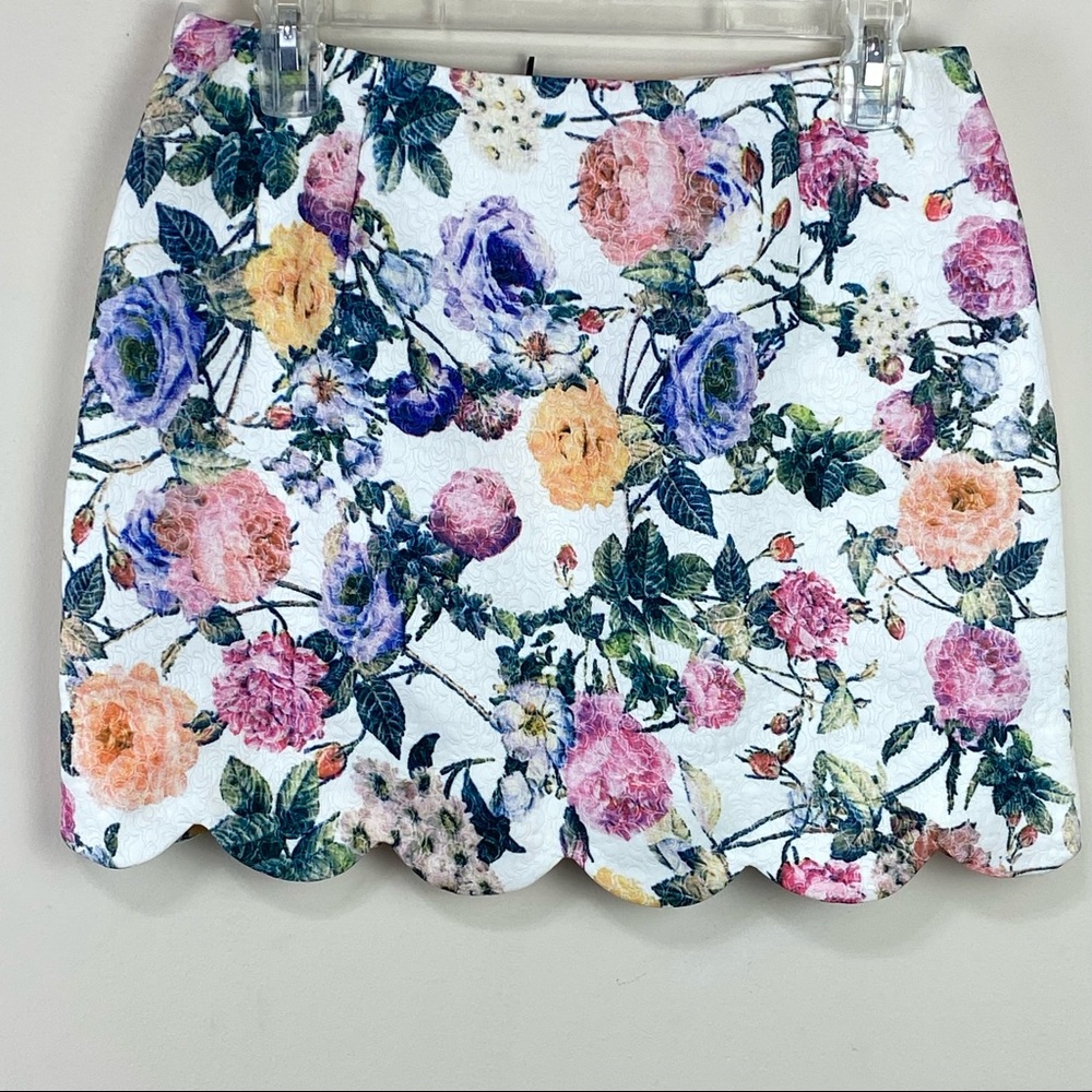 Very J Floral Scalloped Edge Mini Skirt. Size: Medium